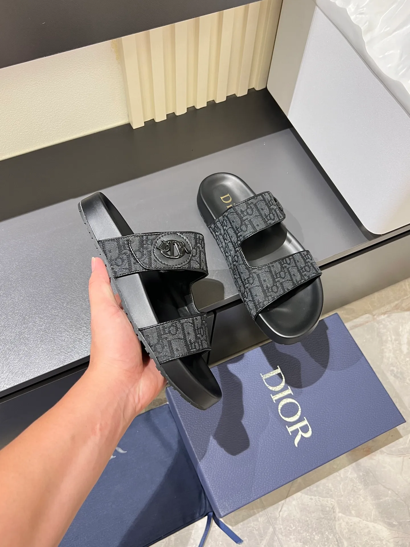 Men's men's shoes 💰p300 Size 38-45 Dior Dior's latest H-Town series Oblique thick sole slippers sandals Original purchase development and production This Dior H-Town sandals pay tribute to the classic logo of sports style and highlight Dior's high-end spirit. Crafted from black rubber with a beige and black Oblique printed upper, it's accentuated with tonal calfskin details. The rubber sole incorporates a variety of elements and is embellished with the Dior logo for a refined, futuristic look. Can be worn with shorts or jeans. Comes with exquisite packaging at the counter 🛍📦 ▪️ Fabric: Original customized imported Oblique embroidery ▪️ Lining: Imported soft sheepskin ▪️ Sole: Original molded ultra-light foam material ▪️ Bottom thickness: 4CM